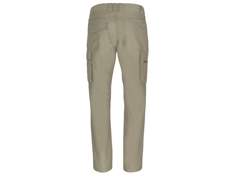 Pantalon cargo beige avec plusieurs poches.