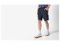 Shorts cargo et baskets blanches pour homme.