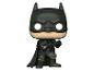 Figurine Funko Pop! de Batman en pose de combat, vêtu d'un costume gris et noir.