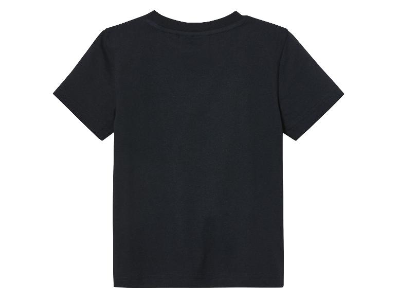 Un t-shirt noir à manches courtes.