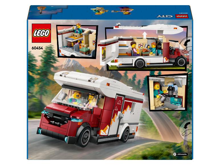 Camping-car LEGO City avec figurines et détails intérieurs sur une route de montagne.