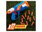 Pistolet jouet Nerf bleu et orange avec 12 fléchettes sur herbe verte.