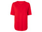Un t-shirt rouge à manches courtes.