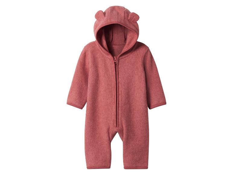 Combinaison bébé en laine rose avec capuche et oreilles.