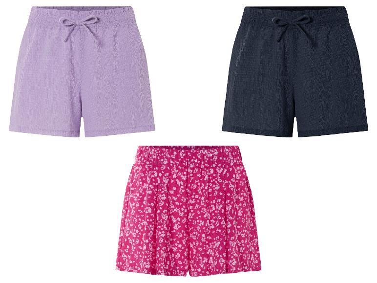 Shorts unis et fleuris : modèles lilas, marine et rose à fleurs blanches.