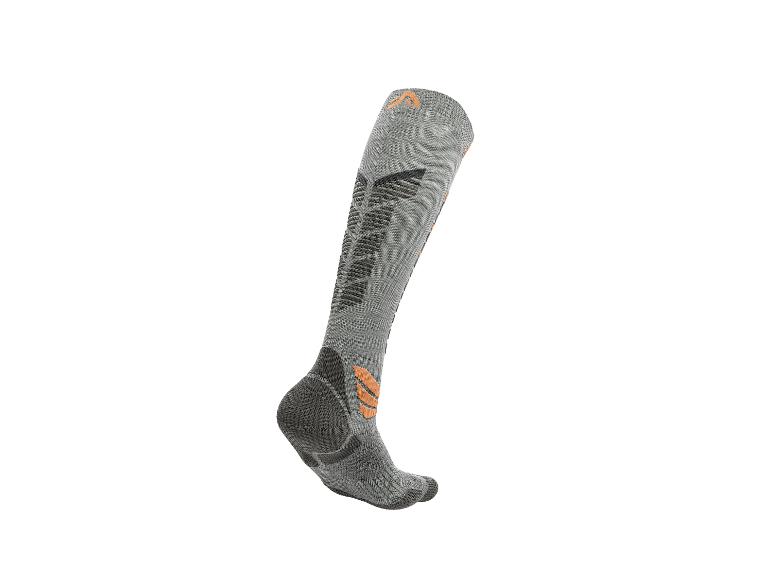 Chaussette de ski grise avec détails orange et noirs.