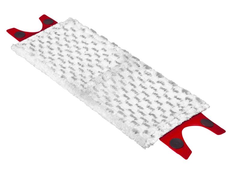 Un chiffon de microfibre blanc pour serpillière avec des clips de fixation rouges.
