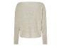 Pull beige à col bateau.