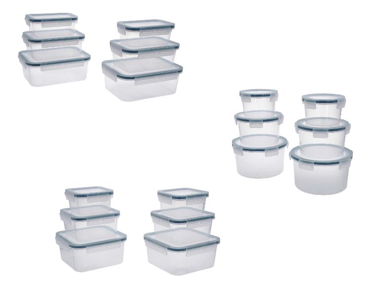 Récipients alimentaires transparents avec couvercles bleus, de différentes formes et tailles.