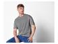 T-shirt gris et jeans : look décontracté.