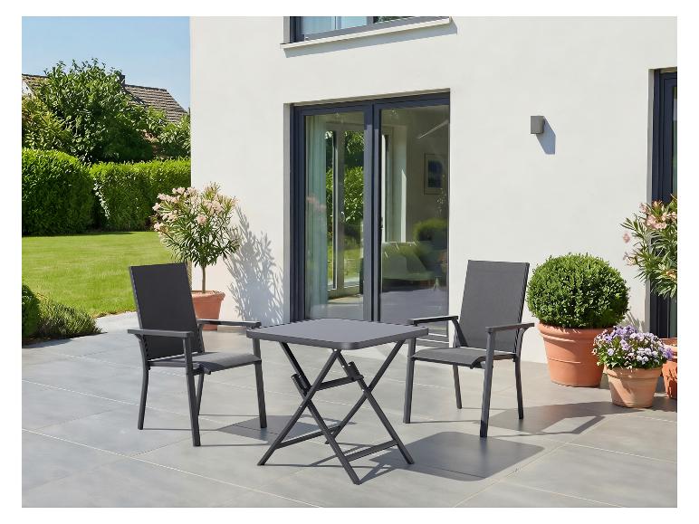 Ensemble de mobilier de jardin: table pliante et deux chaises sur une terrasse.