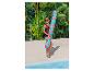 Femme en maillot de bain avec une bouée gonflable à motif pamplemousse au bord de la piscine.