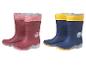 Deux paires de bottes en caoutchouc pour enfants : roses à fleurs et bleues avec un nuage de pluie.
