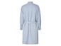 Une robe chemise longue bleu clair avec une ceinture.