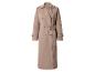 Longue gabardine beige à double boutonnage avec ceinture nouée.