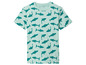 Un t-shirt vert clair avec un motif de requins bleus.