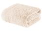 Une serviette de bain beige pliée.
