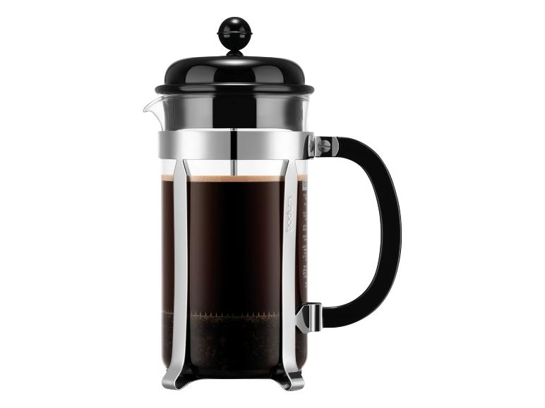 Cafetière à piston avec café foncé et marc, couvercle et poignée noirs, et un cadre chromé.