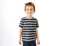 Un jeune garçon portant un t-shirt rayé.
