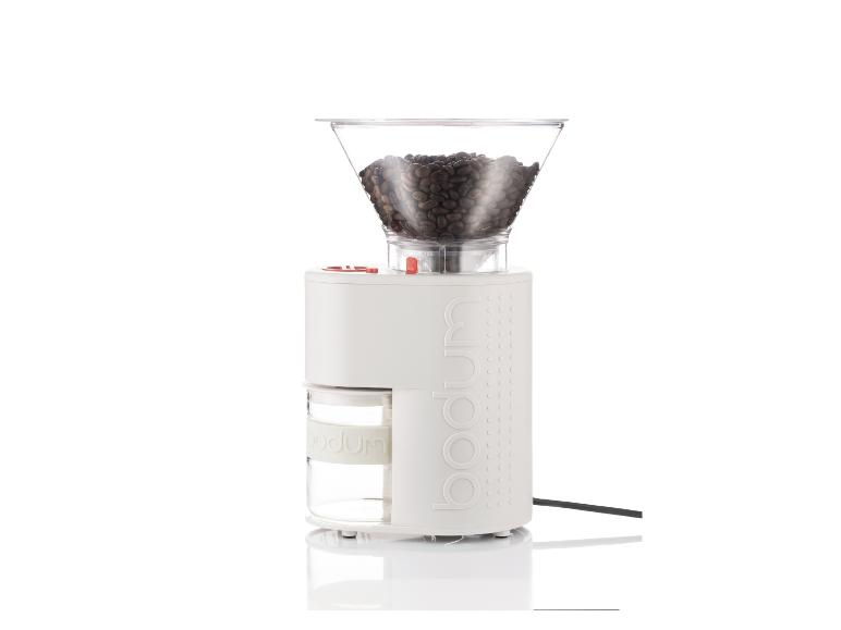 Un moulin à café Bodum blanc avec une trémie transparente pleine de grains de café.