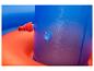 Bassin et accessoires de piscine gonflables bleus et oranges.