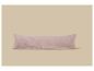 Long oreiller de corps rose pâle avec une texture de mousseline sur fond beige.