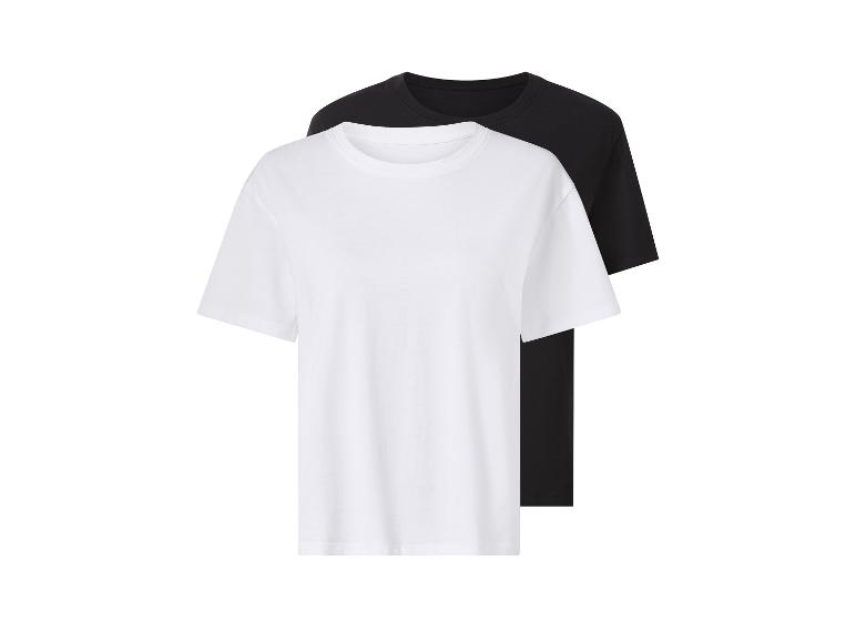 Deux t-shirts à manches courtes, un blanc et un noir, disposés l'un derrière l'autre.