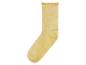 Une chaussette jaune avec des volants.