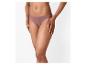 Femme en culotte de bikini rose