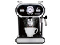 Une machine à espresso noire Silvercrest en train de préparer une tasse de café.