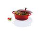 Une cocotte en fonte rouge avec un couvercle, remplie de viande rôtie et de légumes.