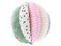 Balle sensorielle pour bébé, en différents tissus.