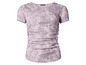 Un t-shirt rose à imprimé serpent.