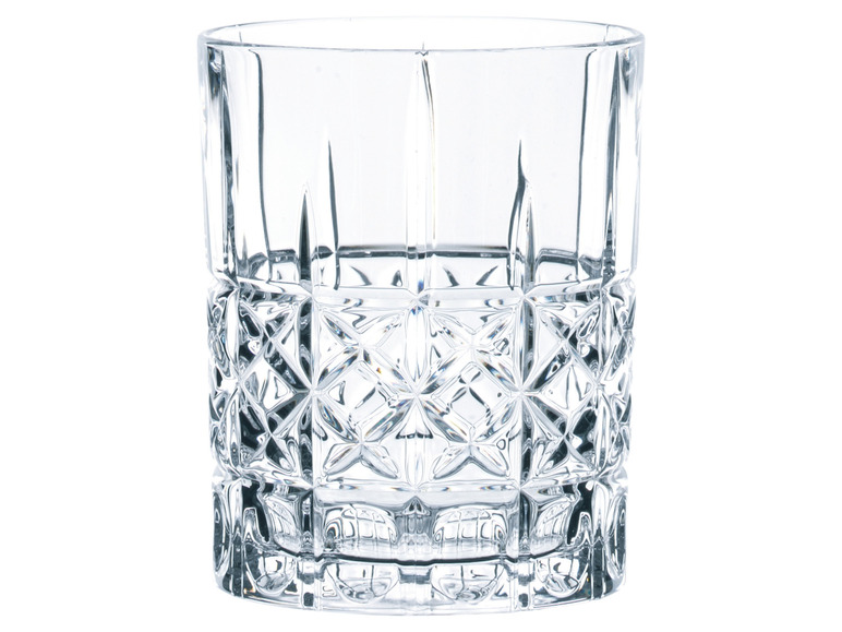 Un verre à whisky en verre clair avec un design gravé.