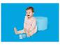 Bébé souriant en body rose et collants beiges, jouant avec des blocs de construction.