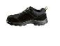 Chaussure de sécurité noire avec lacets jaunes et noirs.