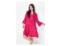Femme en robe fuchsia à manches longues avec volants, col en V et boutons.