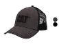 Casquette de baseball gris foncé avec dos en maille noire et texte noir sur le devant