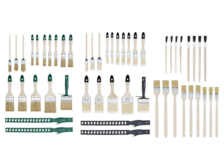 Une grande collection de pinceaux de différentes tailles et types, y compris des pinceaux plats, ronds et coudés, certains avec des manches verts ou noirs, et deux peignes à peinture verts et deux noirs, le tout sur fond blanc.