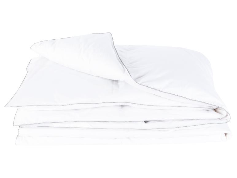 Une couette blanche avec un passepoil gris.