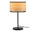 Lampe de table avec base noire et abat-jour en rotin naturel.
