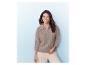 Une femme porte un pull beige à col roulé.