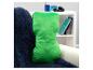 Coussin vert, peluche, style gaming, sur canapé.