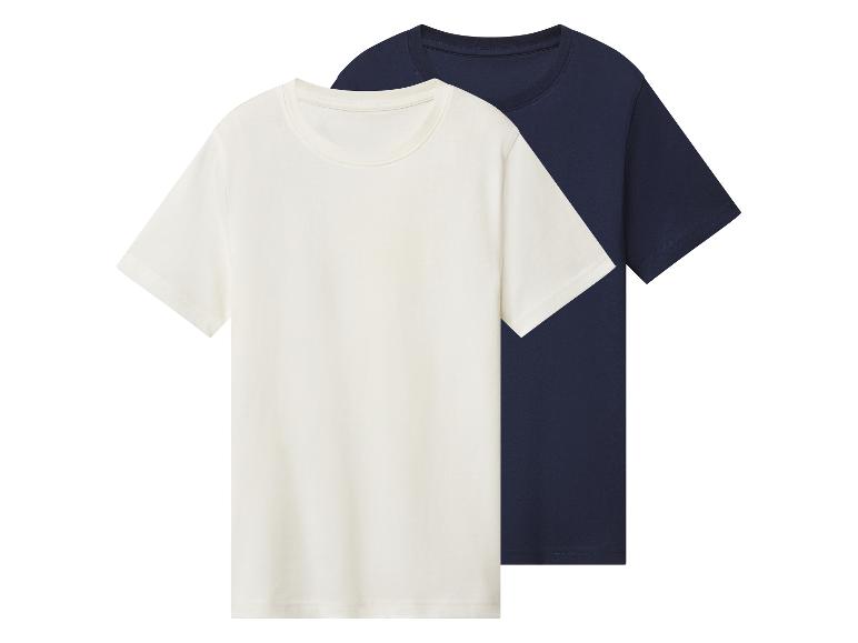 Deux t-shirts unis, un blanc et un bleu marine, superposés.