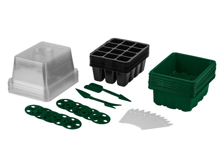 Un ensemble de pots verts, de plateaux de semis et d'accessoires pour la culture de plantes.