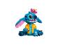 Figurine LEGO Disney Stitch, avec une chemise hawaïenne jaune et une fleur rose sur la tête.