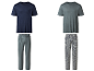 Deux ensembles de pyjamas pour hommes en différentes couleurs et motifs.