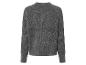 Un pull gris à manches longues.