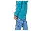 Enfant portant une veste turquoise et un jean bleu.