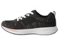 Des baskets noires avec des accents roses et une semelle blanche.